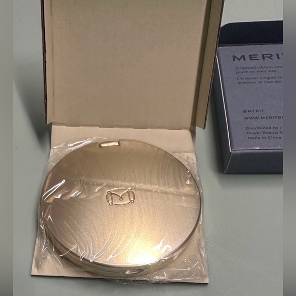 Merit Beauty Limited Edition The Compact Mirror - Picture 2 of 5